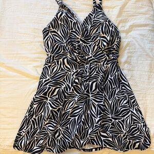 Lands' End swimdress size M, black/white, excellent!